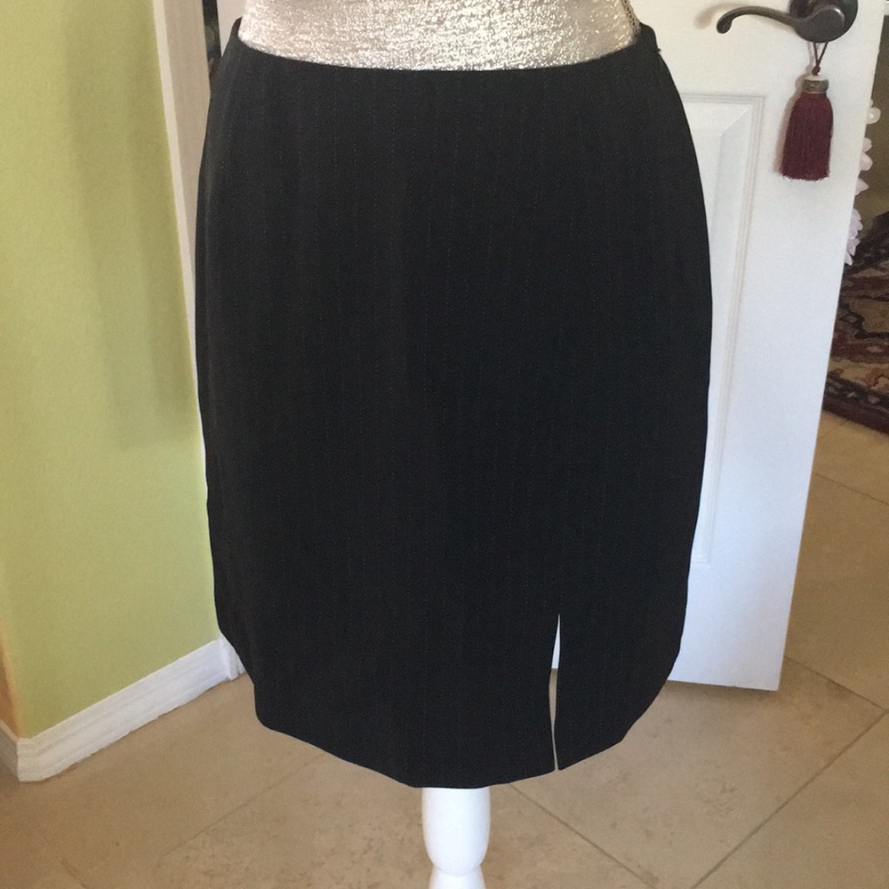 PIN STRIPES SKORT
